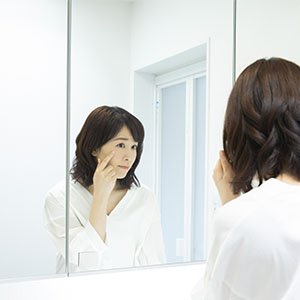 目の下のシワを放置すると大変！その対処法とは？