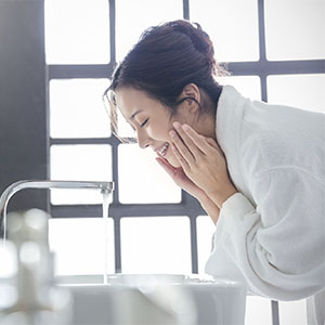 目の下のシワの原因はこれだった！改善方法は？