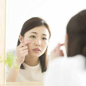 シワより印象が強い？老けて見られる目の下のくぼみに注意