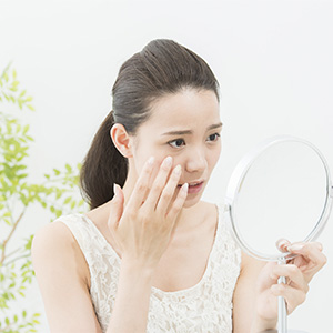 目の下のくぼみを解消して、若々しい目元を